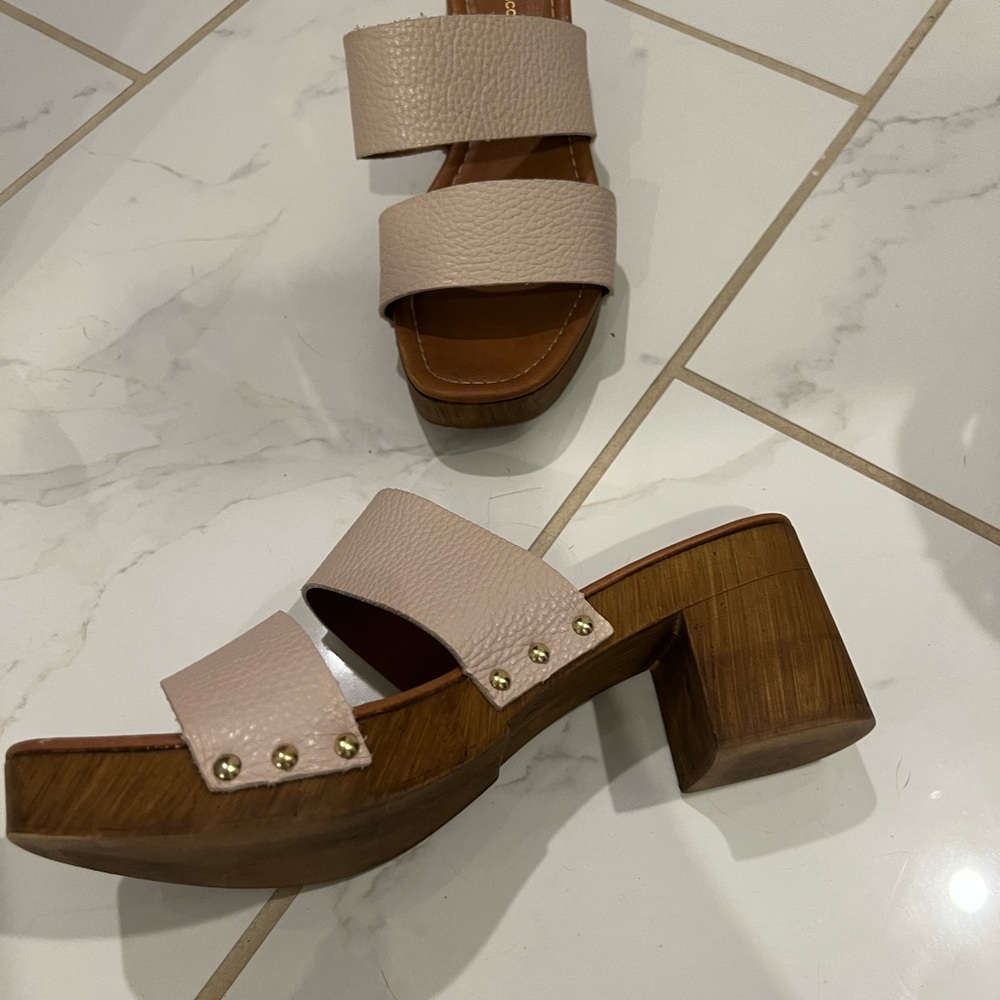 Light pink leather sandals